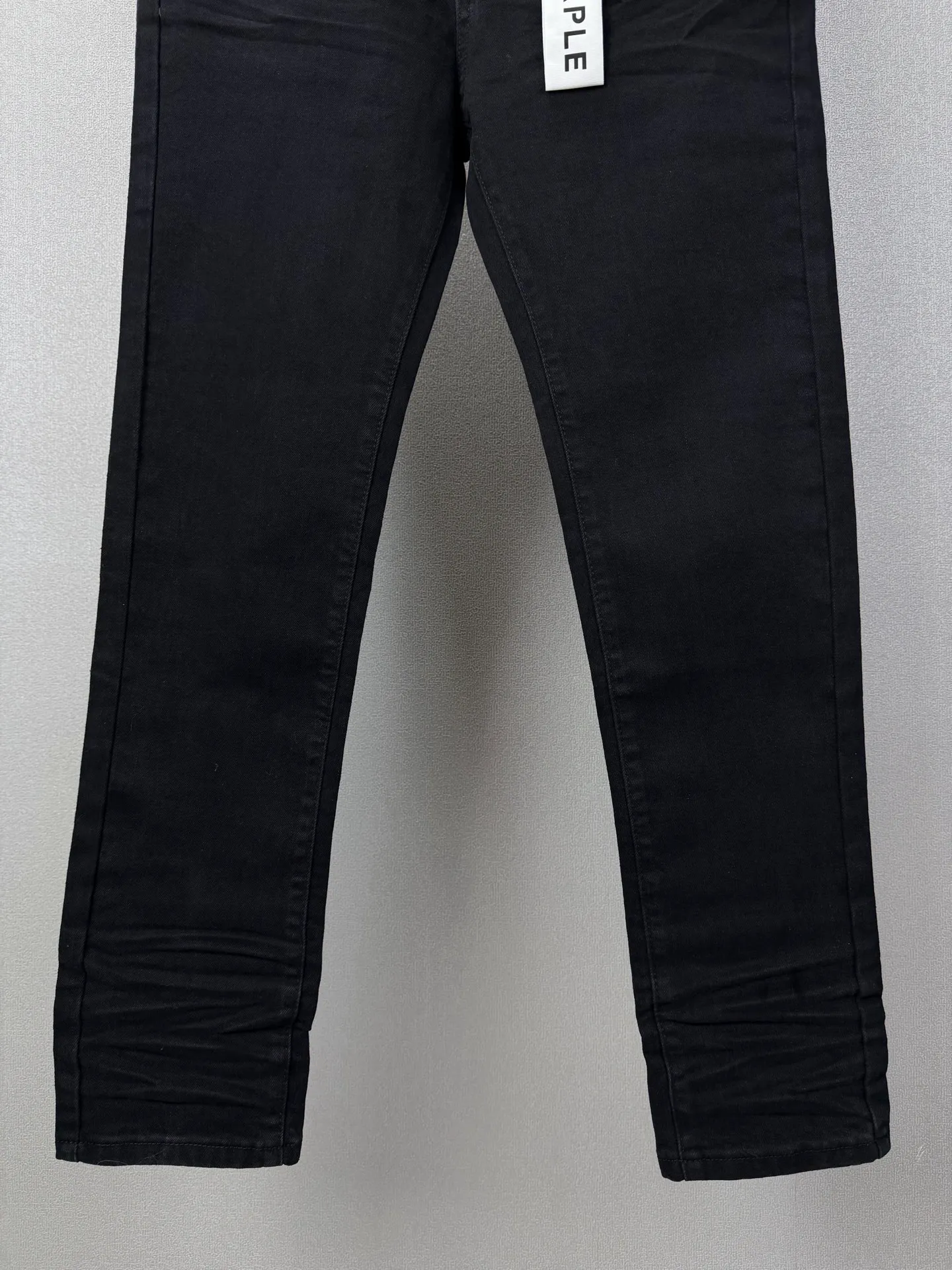 PURPLE BRAND 2026 New Arrival Pure Black Crinkled Couple's Style Washed Stretch Bootcut Loose Jeans High Version High Version Top Ceiling Quality Styles with different washed textures, very friendly to people with thin legs and thick legs. The loose bootcut style is very flattering to the leg shape. Moderate length that never goes out of style, easy to match with casually, basic styling for various styles, a must-have in the wardrobe! The fabric is stiff but also makes the upper body soft without losing texture. The washing process is even more perfect. It is a must-have item for everyone! ! ! Washed wheat, hang tag, pants label, three labels complete Color: Black Size: 29, 30, 32, 34, 36 (five sizes)